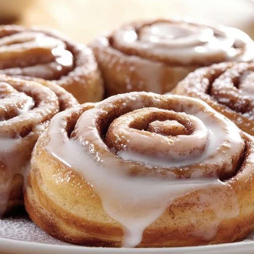 Cinnamon rolls glaseados recién horneados, Kraft & Co.